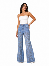 Load image into Gallery viewer, catalog nr4010 light wash denim pants reference - editorial-model-three-quarter