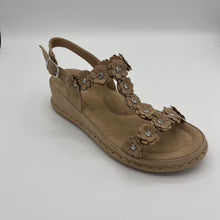 Load image into Gallery viewer, Daisy Lane Platform Slide with Crystal Centers
