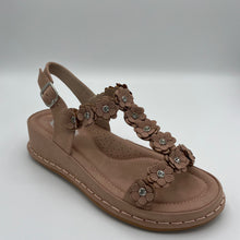 Load image into Gallery viewer, Daisy Lane Platform Slide with Crystal Centers

